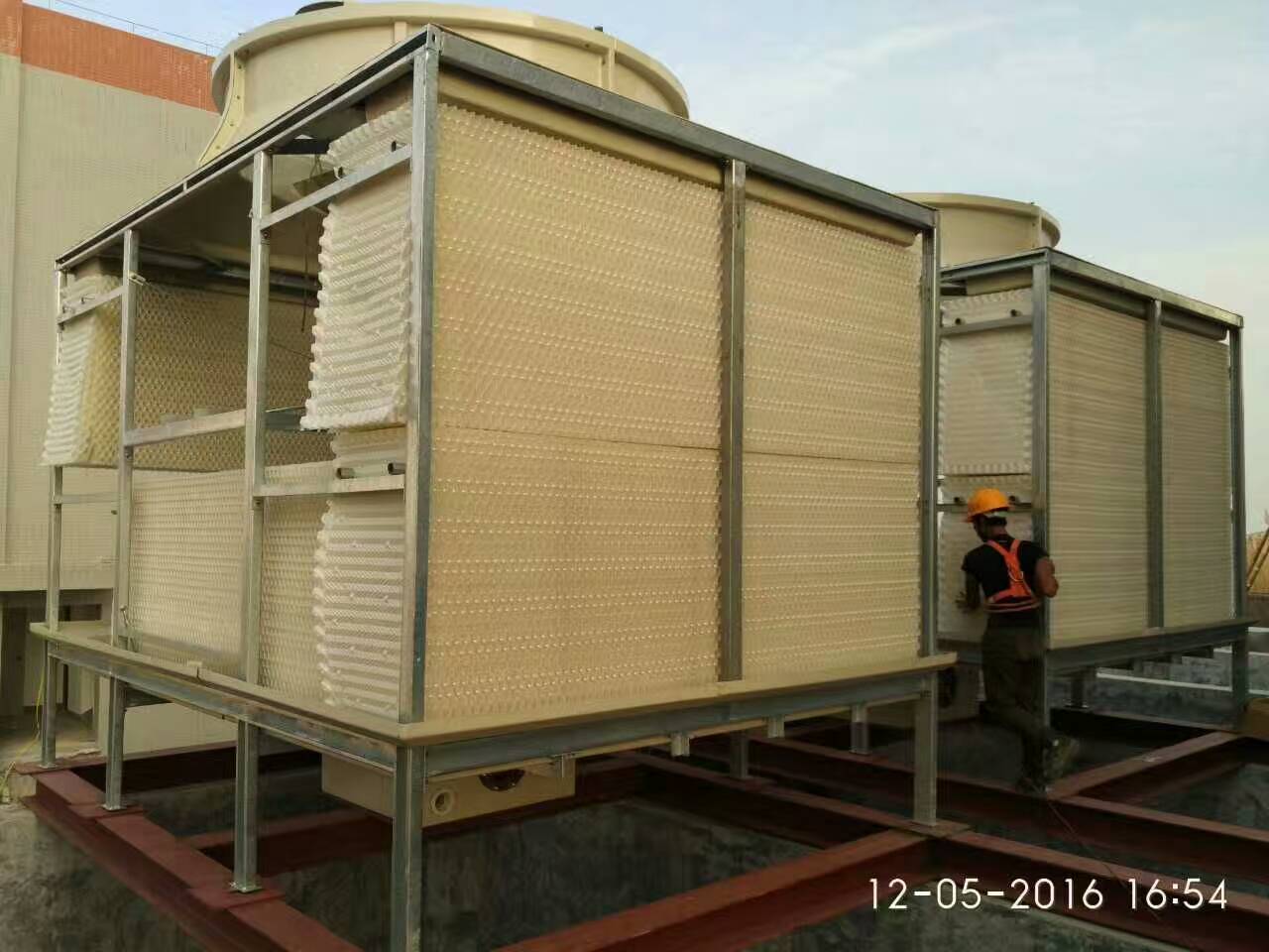 方形橫流冷卻塔安裝現(xiàn)場