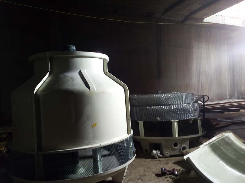 成都地鐵華陽段2臺60噸塔安裝現(xiàn)場