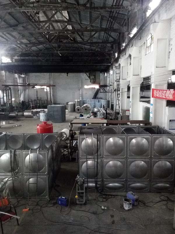阿壩18立方消防水箱和消防穩(wěn)壓罐生產(chǎn)現(xiàn)場