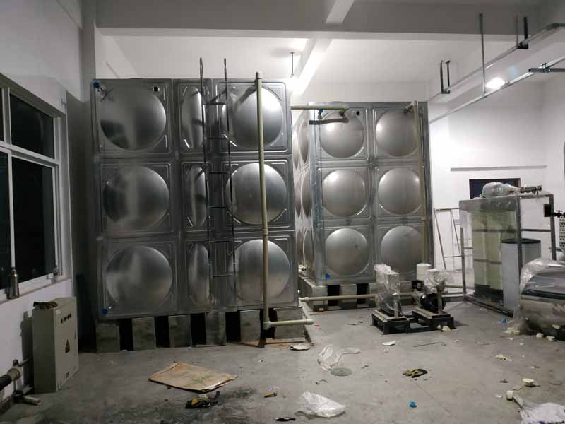 龍泉2臺(tái)不銹鋼水箱安裝現(xiàn)場(chǎng)