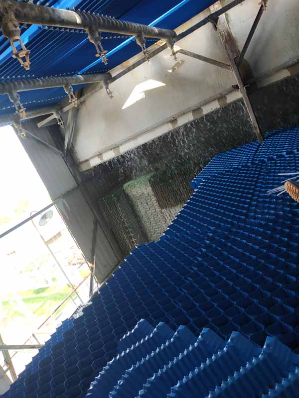 成都新津方形逆流冷卻塔1600T冷卻塔填料更換現(xiàn)場