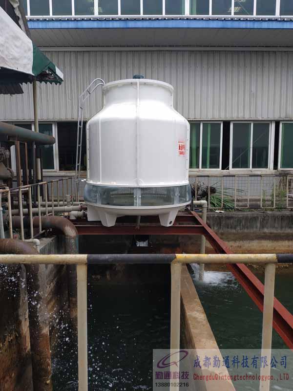 成都龍泉冷卻塔水循環(huán)系統(tǒng)施工現(xiàn)場(chǎng)水泵冷卻塔管道控制箱安裝現(xiàn)場(chǎng)