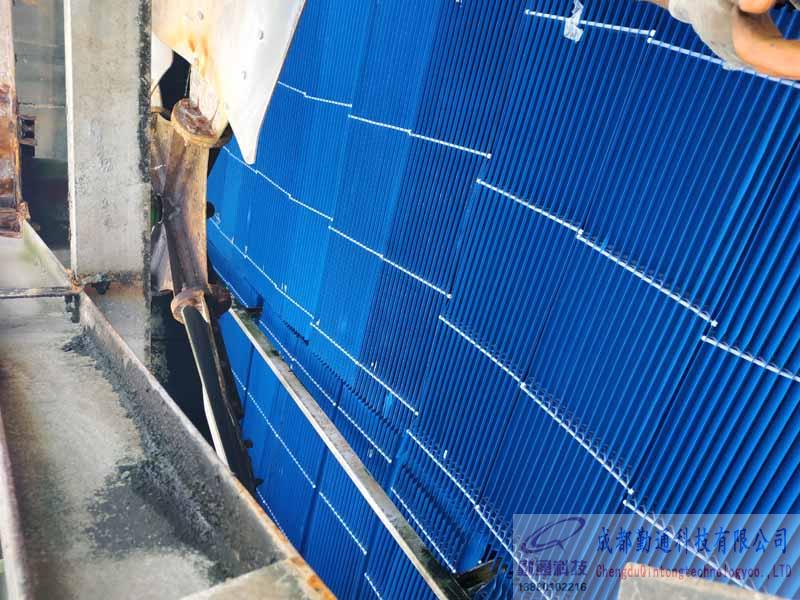 成都市垃圾滲瀝夜處理廠4臺(tái)方形逆流冷卻塔填料噴頭更換維修施工現(xiàn)場(chǎng)