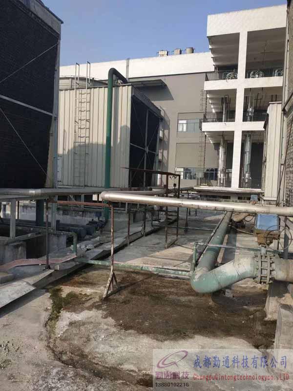 邛崍升和制藥廠3臺冷卻塔接水盤補(bǔ)漏現(xiàn)場