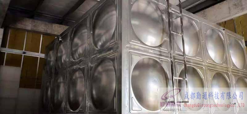 四川綿陽32立方全304不銹鋼保溫水箱安裝現(xiàn)場