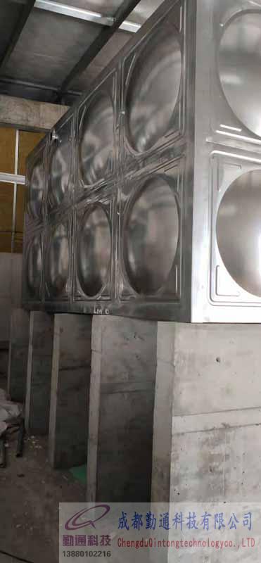 四川綿陽32立方全304不銹鋼保溫水箱安裝現(xiàn)場