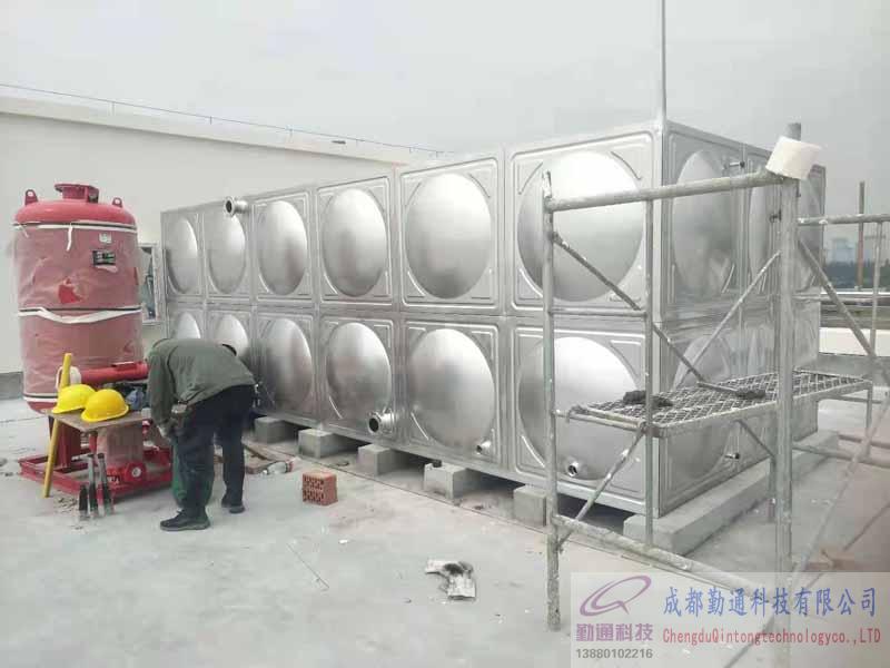 眉山泡菜城30立方不銹鋼消防水箱安裝現(xiàn)場