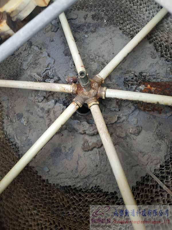 四川廣漢<a href=http://m.dimbulatea.com.cn target='_blank'>冷卻塔維修</a>填料更換現(xiàn)場