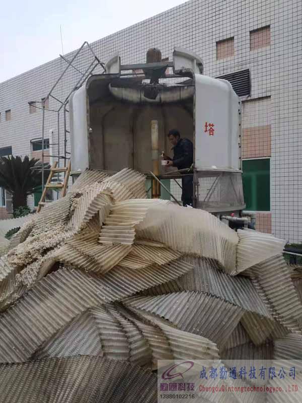 成都簡(jiǎn)陽圓形冷卻塔維修現(xiàn)場(chǎng)-填料更換，中心管維修