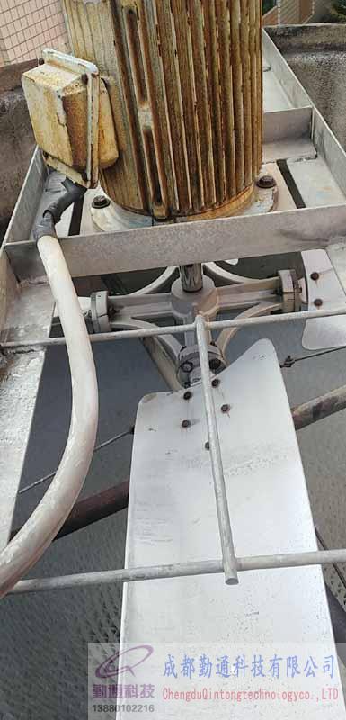 成都簡(jiǎn)陽圓形冷卻塔維修現(xiàn)場(chǎng)-填料更換，中心管維修