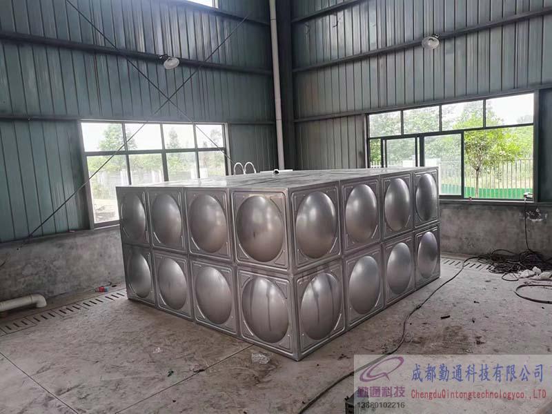 四川眉山洪雅方形不銹鋼水箱水泵安裝現(xiàn)場(chǎng)