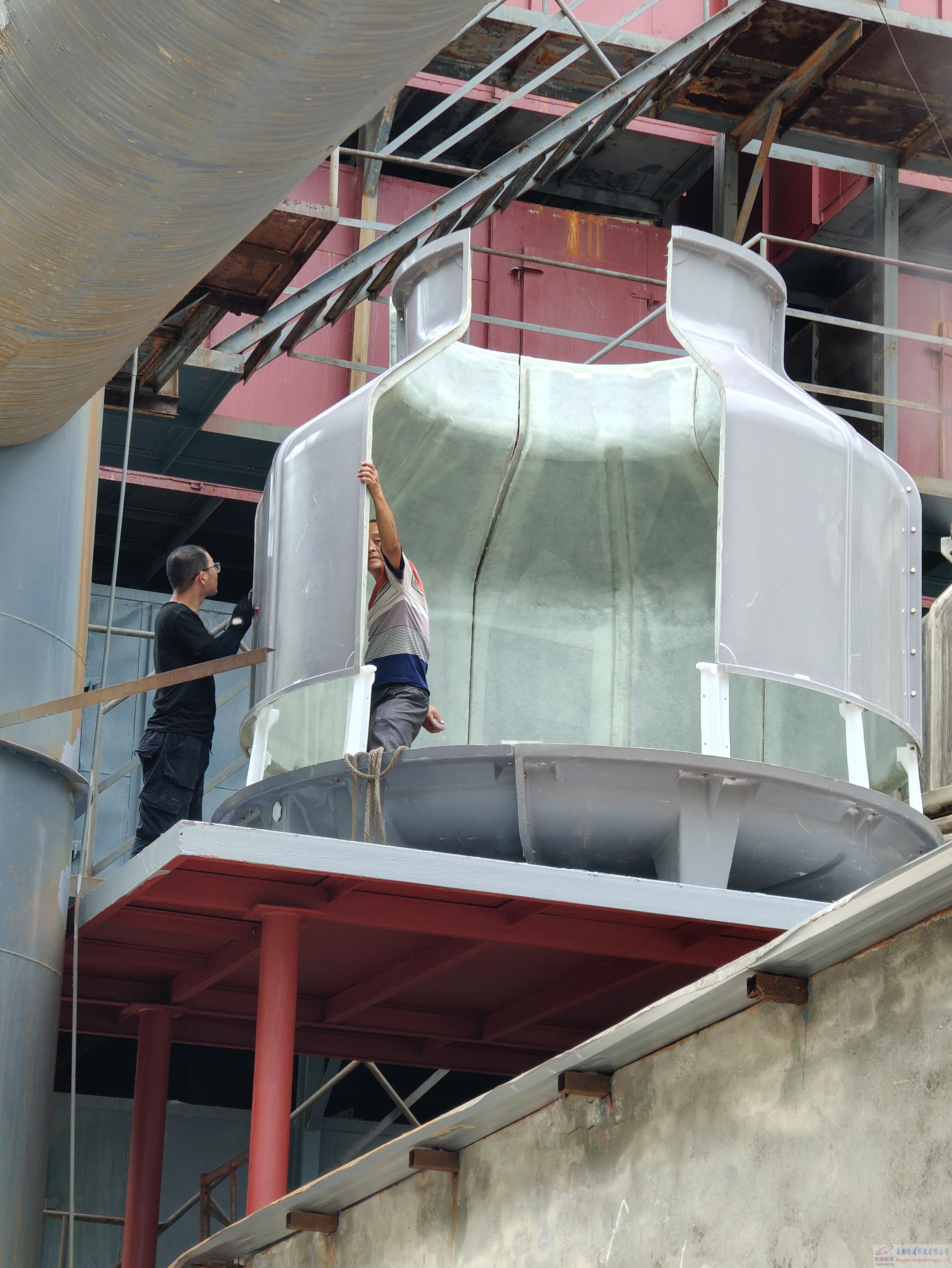 四川雅安石棉高溫冷卻塔，四川雅安石棉高溫圓形逆流玻璃鋼冷卻塔安裝現(xiàn)場