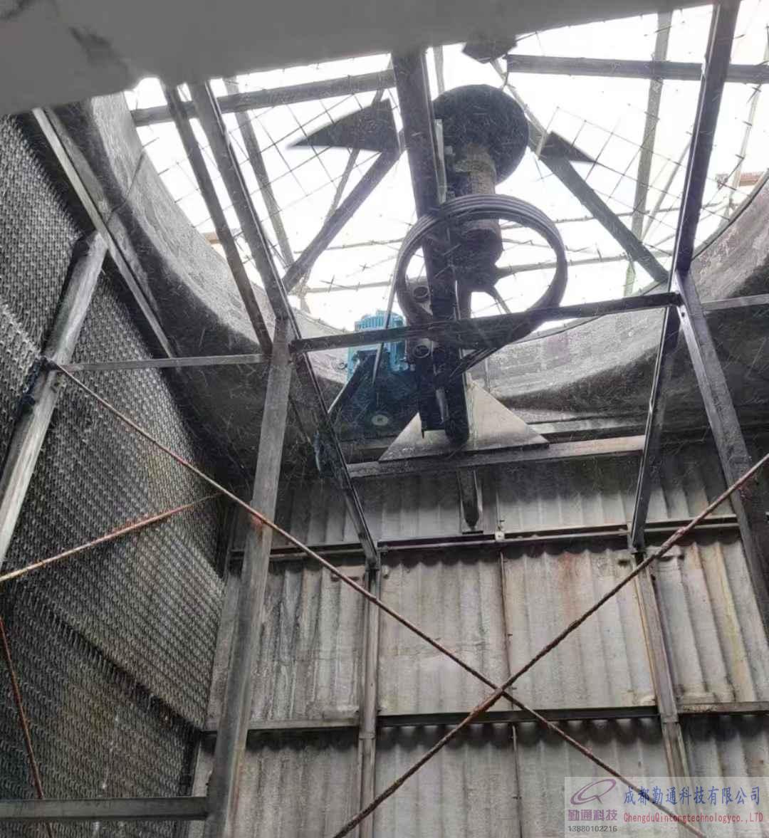 玻璃鋼冷卻塔減速機更換維修現(xiàn)場,玻璃鋼<a href=http://m.dimbulatea.com.cn target='_blank'>冷卻塔維修</a>